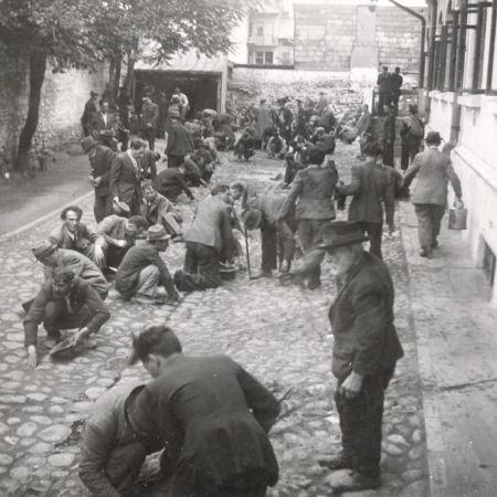 Pogromul de la Iași, 30 iunie 1941 - evrei în curtea Chesturii de poliție