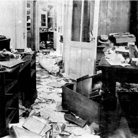 Pogromul de la București - locuințe ale evreilor  devastate în timpul Pogromului.
